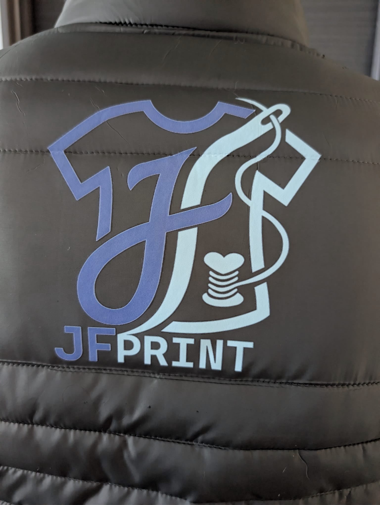 Exemple réel de flocage JFPRINT sur une veste noire